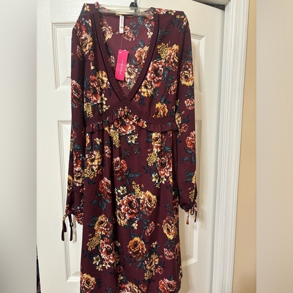Dresses & Skirts - NWT maroon flowy Floral sundress